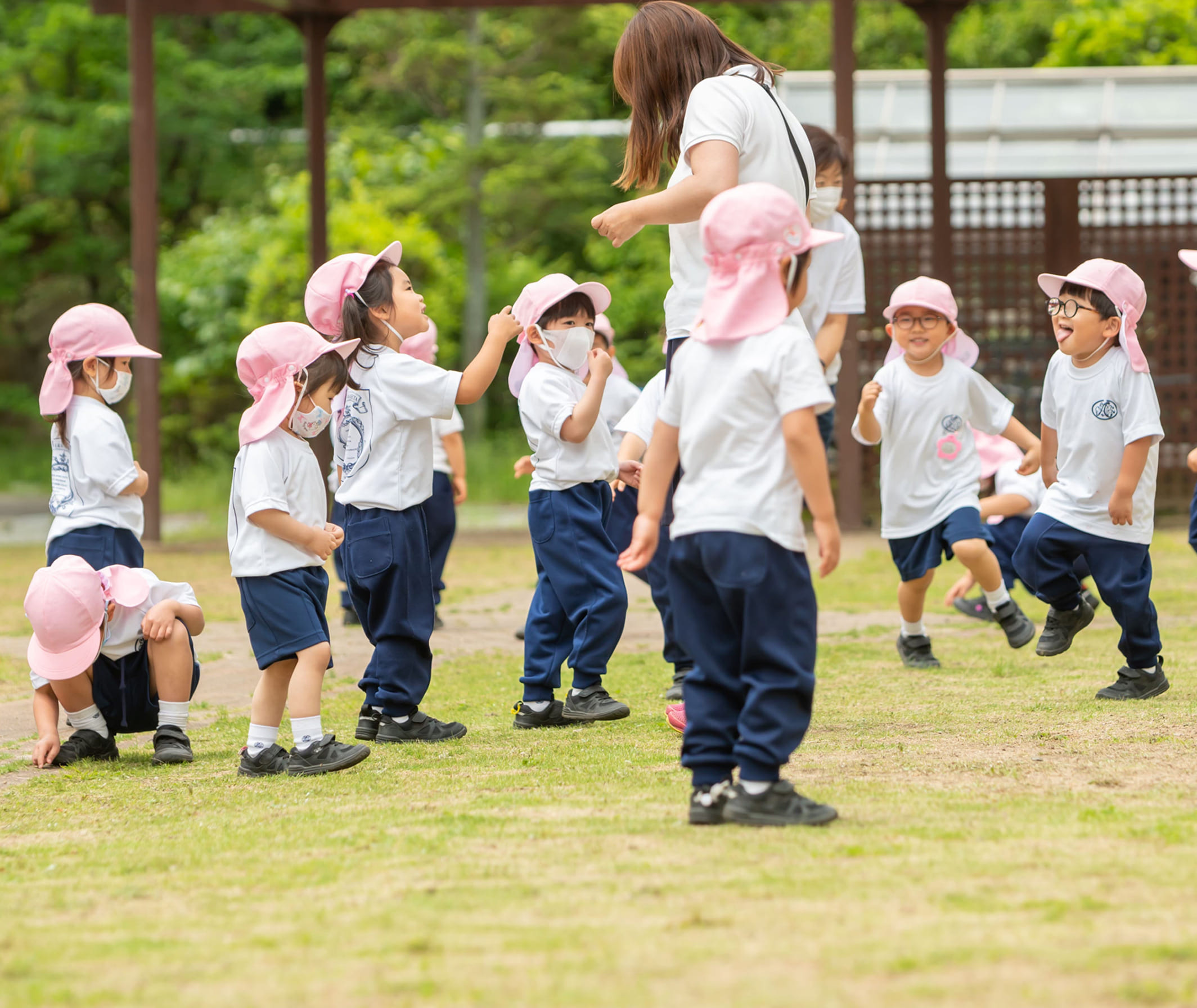 外遊びをする園児のイメージ