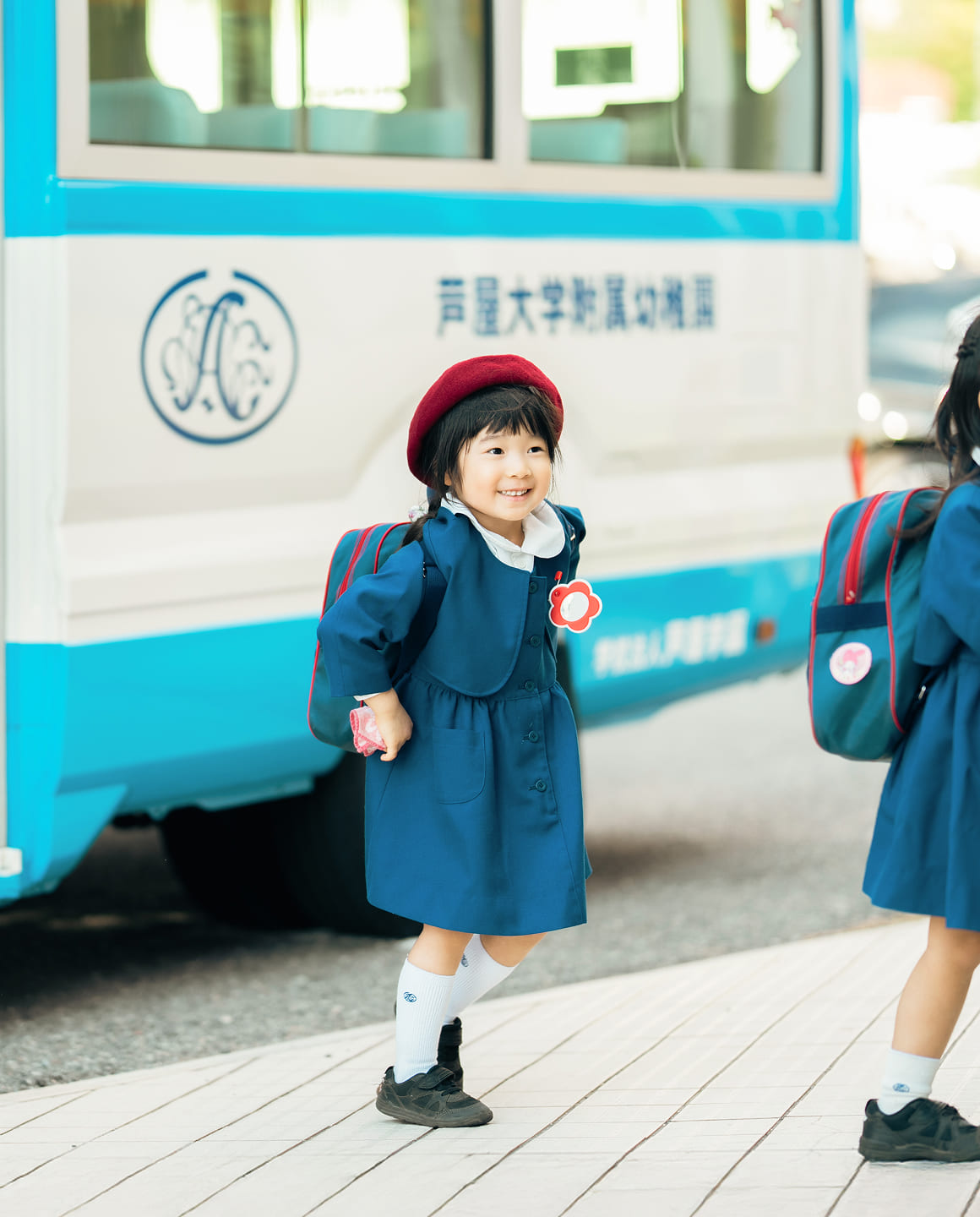 笑顔で登園する女の子