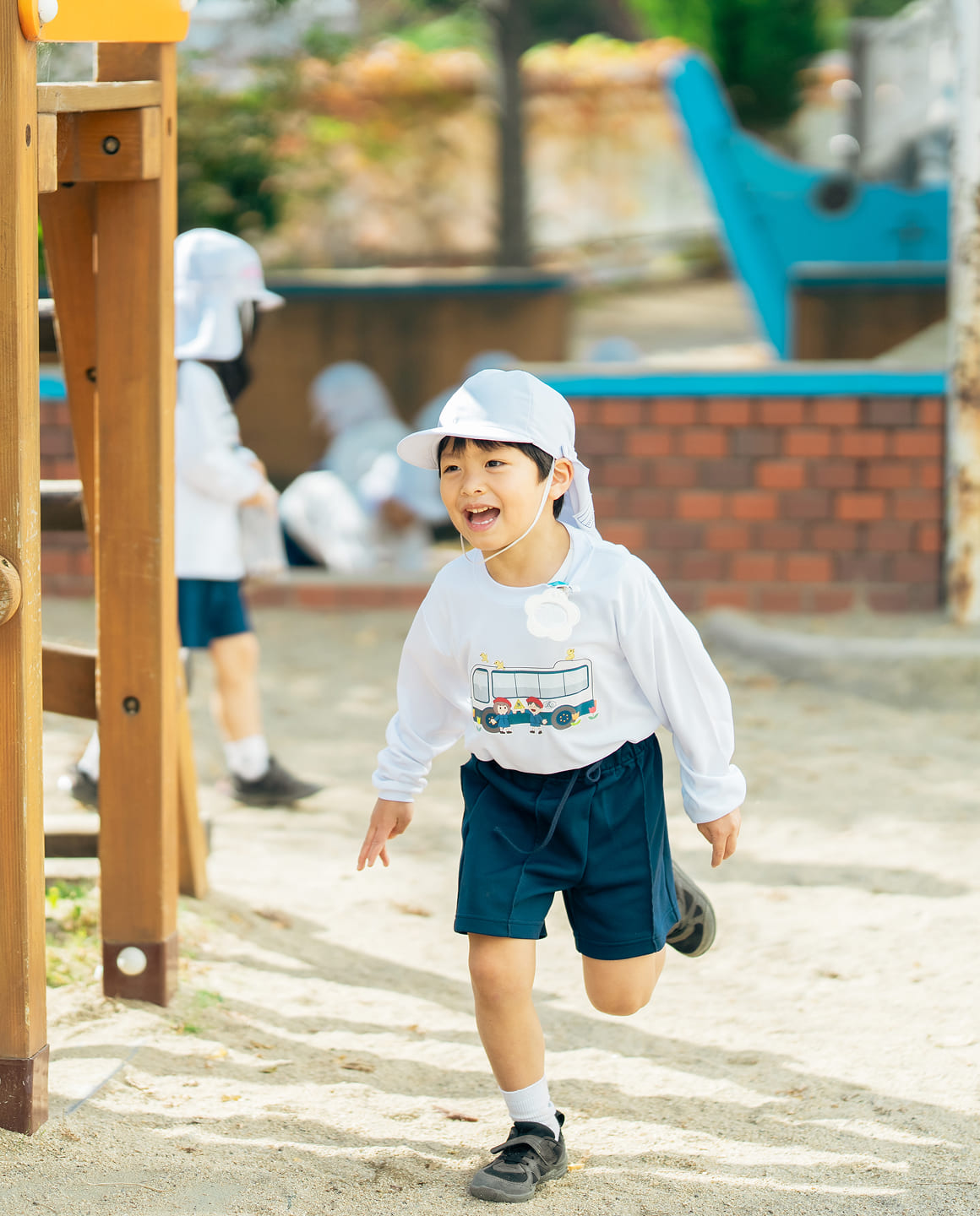 走り回る男の子