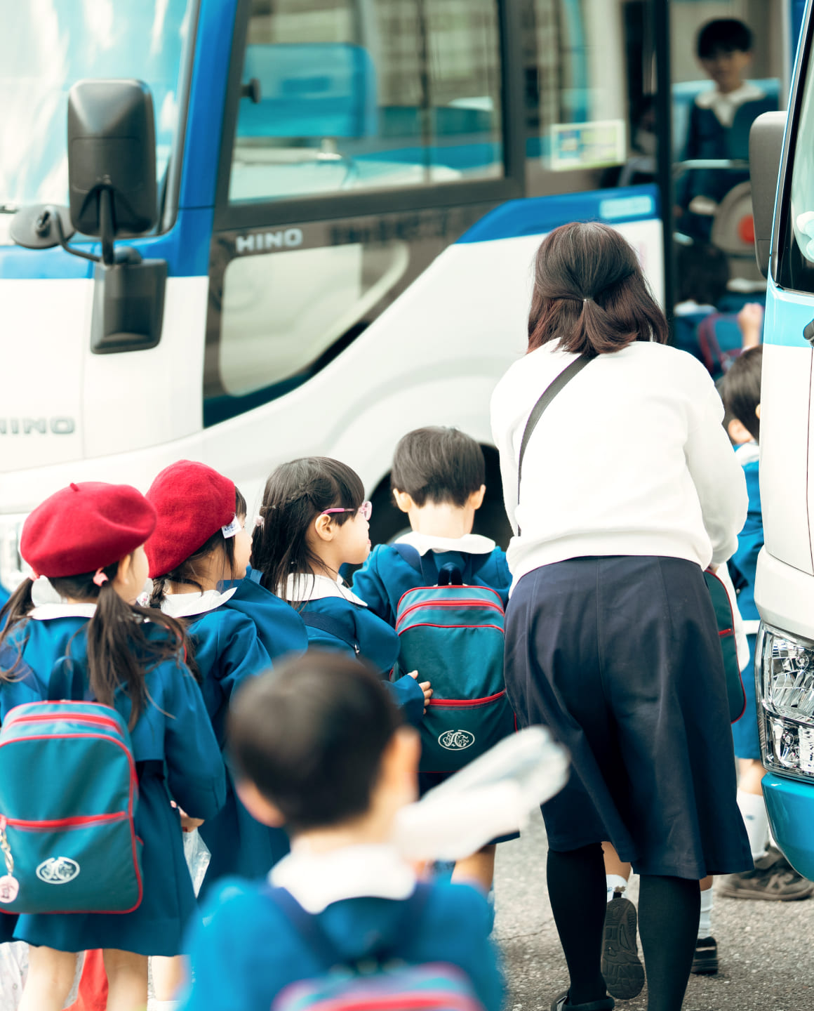 降園のバスに乗り込む子どもたち