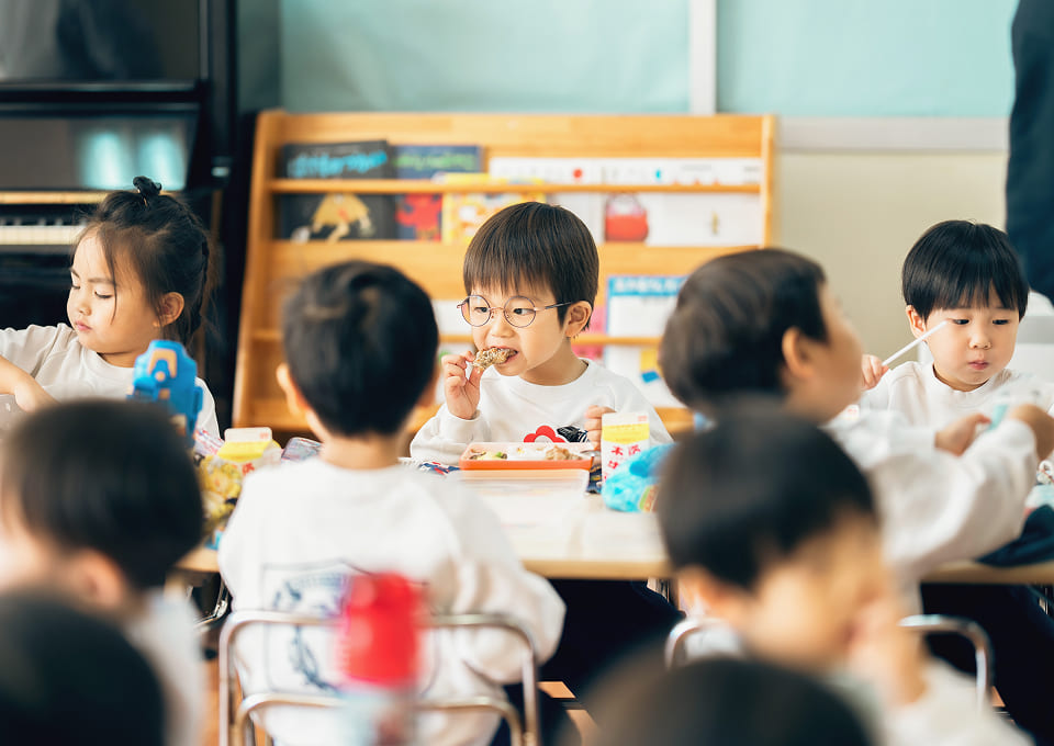 お弁当を食べる子供たち