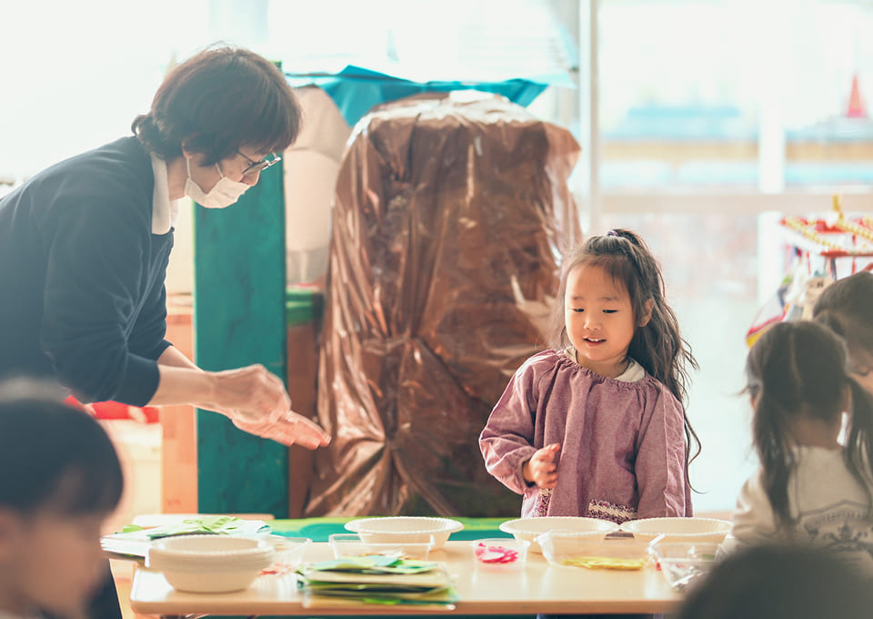 保育士と話す子どもたち