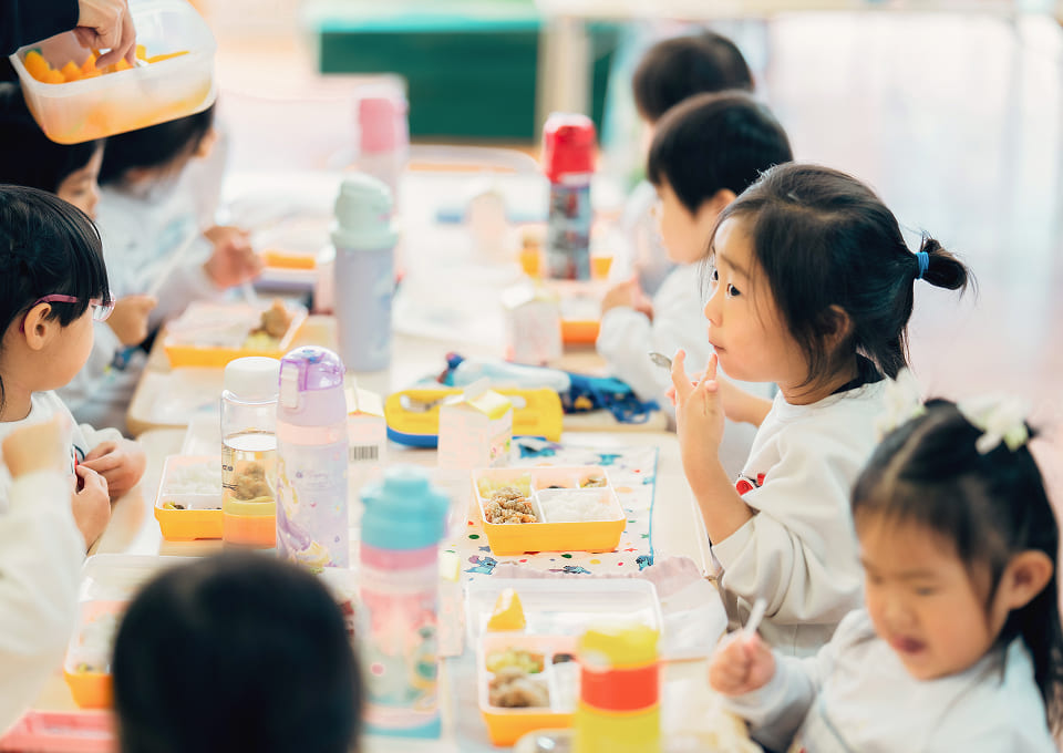 給食を食べる子供たち
