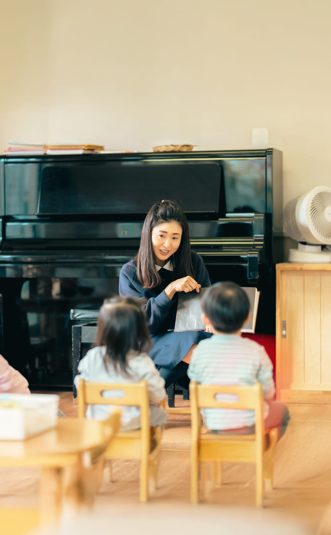 絵本の読み聞かせをする職員のイメージ