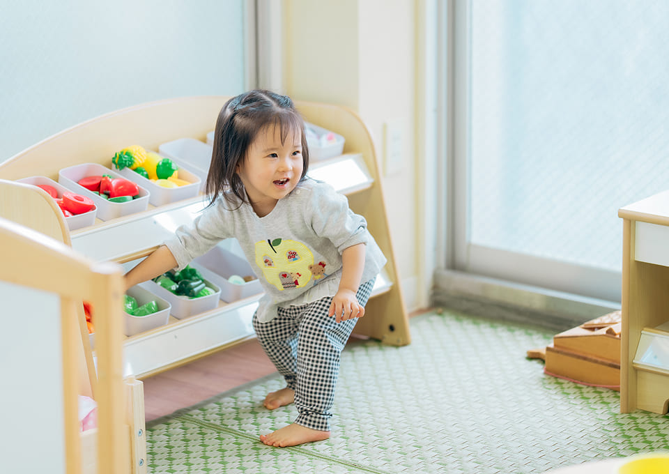 お弁当を食べる子供たち