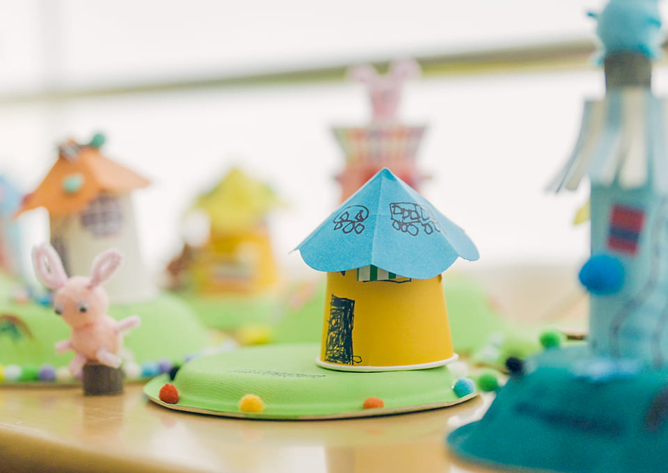 お弁当を食べる子供たち