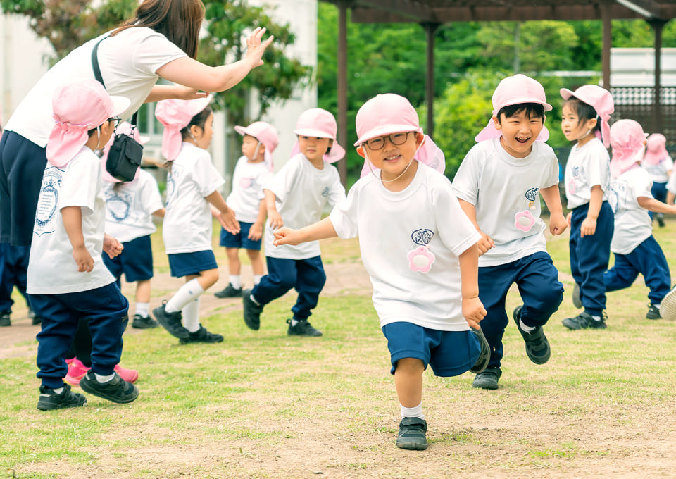 わくわく幼稚園 元気に走り回る子どもたち